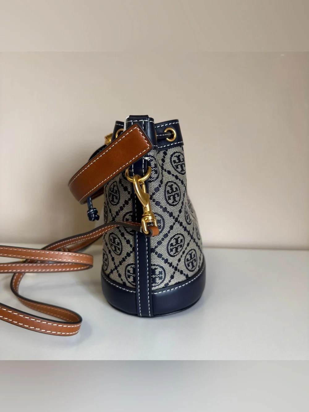 Tory Burch T MONOGRAM MINI BUCKET BAG